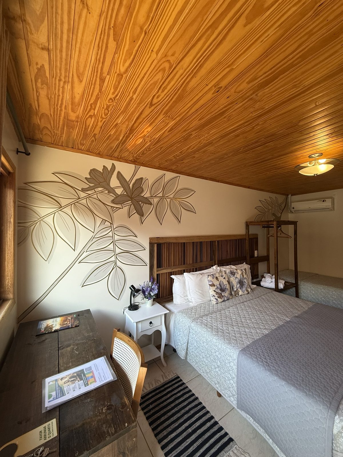 Mural botânico em traço fino em quarto de pousada