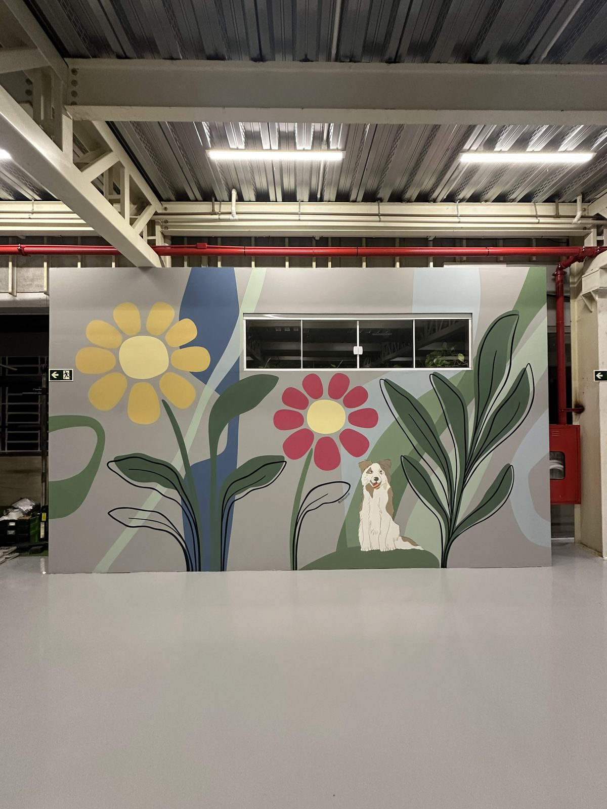 Mural de flores e cachorro em escola