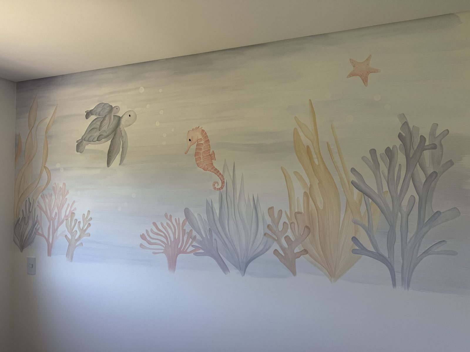 Mural do fundo do mar com tartaruga e cavalo-marinho
