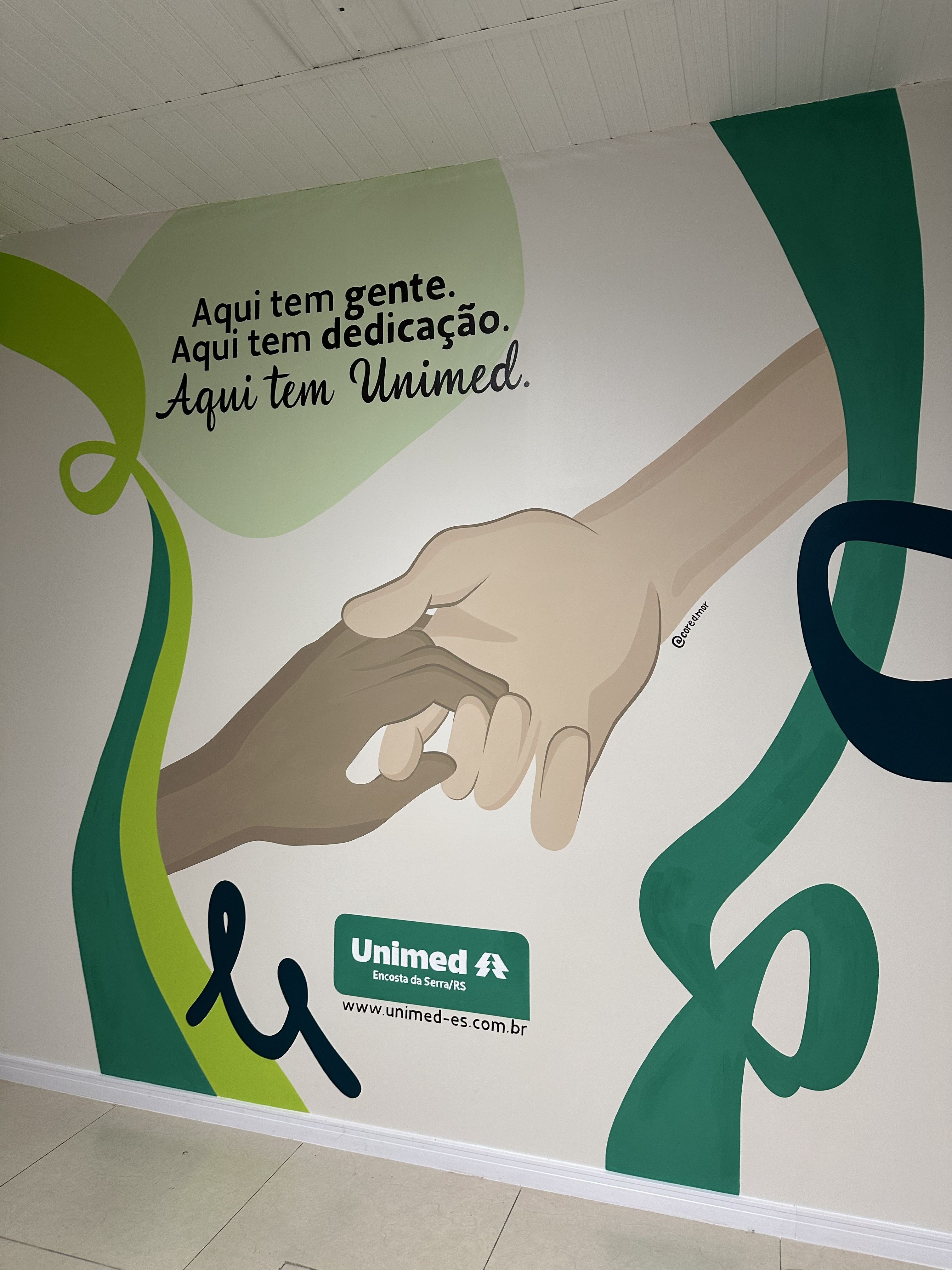 Mural de mãos em hospital